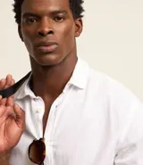 Camisa de manga larga Marfinno con cuello camisero y cierre frontal de botones. Confeccionada en tejido plano de lino y algodón.