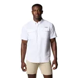 Camisa de pesca Columbia de manga corta, color blanco, con cuello abotonado, dos bolsillos frontales con solapa y ventilación trasera. Fabricada con tecnología Omni-Shade para protección solar y Omni-Shield para resistencia a manchas.