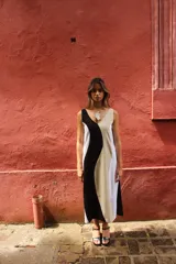 Vestido largo de lino y viscosa, con diseño color block en blanco y negro.