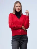 Cardigan rojo tejido en hilado fino, con escote en V y abertura central con botones metálicos.
