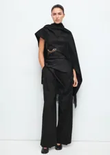 Pantalón de vestir negro de corte recto y tiro medio, con bolsillos laterales y diseño amplio.