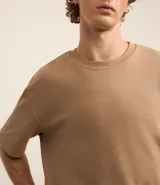 Remera color arena de corte relaxed, confeccionada en algodón texturizado.