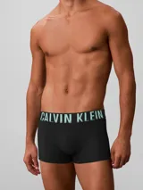 Pack de tres boxers ajustados de algodón con cintura elástica distintiva de Calvin Klein. Diseño minimalista con acabado suave.