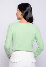 Cardigan verde agua de tejido de punto con tramado en forma de zigzag y botones nacarados. Es de manga larga y cuello a la base.