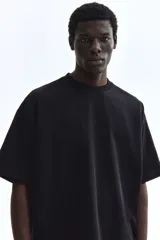 Remera de corte oversized en punto de algodón, con cuello redondo acanalado, hombros caídos y bajo recto.