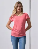 Remera tejida con estampado animal print, de manga corta con detalle de puntilla en las mangas y cuello redondo.