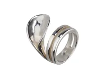 Anillo de plata 925 con diseño moderno, con doble cinta y forma orgánica.