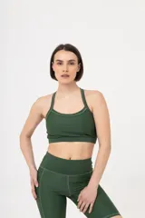 Top deportivo de corte clásico tipo musculosa, con escote redondo y espalda estilo nadador, confeccionado en tejido elástico de acabado satinado.