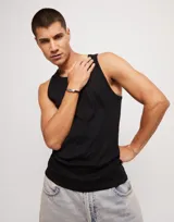 Pulsera de cuero tubular trenzado color negro, con cierre de metal plateado.