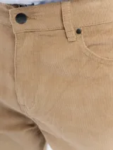 Pantalon de pana de corte recto y color azul marino, con cierre de boton y cremallera.