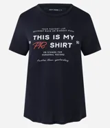 Remera deportiva de corte regular, confeccionada en microfibra con tecnología Dry para mayor transpirabilidad. Presenta cuello redondo, mangas cortas y un estampado frontal con lettering.