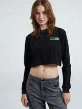 Camiseta negra de manga larga con cuello redondo y corte cropped.