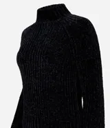 Buzo celeste de chenille con cuello alto y mangas largas.