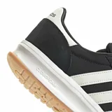 Championes Adidas Run 72S 2.0 de estilo urbano, color negro con las icónicas tres tiras laterales en blanco. Presentan una mediasuela Cloudfoam blanca para mayor amortiguación y una suela de goma color caramelo.