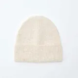 Gorro tipo beanie de punto acanalado en color beige, con doblez en el borde inferior.