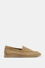 Mocasín plano de mujer confeccionado en serraje, con diseño de punta redonda, copete subido y suela con efecto engomado.