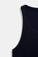 Camiseta sin mangas (manga sisa) color beige, de tejido acanalado y corte ajustado (slim fit) con escote redondo.