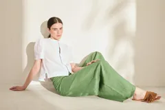 Pantalón de lino blanco de corte wide leg, con diseño amplio y costuras pespunteadas a contratono.