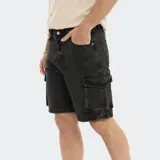 Bermuda de jean celeste lavado, estilo cargo, con bolsillos laterales con fuelle y cierre de botón y cremallera.