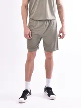 Short deportivo de corte recto, confeccionado en tejido técnico ligero y transpirable, con cintura elástica y ajuste cómodo.