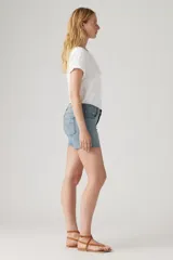 Short de jean de tiro medio, color celeste claro, con calce relajado y largo a medio muslo.