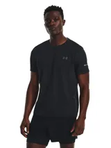 Remera deportiva de manga corta Under Armour, confeccionada en tejido de punto suave con zonas de ventilación de malla estratégicamente ubicadas. Presenta un diseño prácticamente sin costuras para evitar rozaduras, con detalles reflectantes para mayor visibilidad y logo de la marca en el pecho.