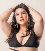 Sostén triangular color crudo, con breteles finos regulables y espalda con cierre de gancho.