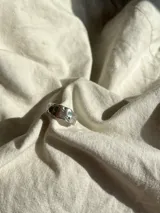 Anillo grueso de plata 925 con superficie irregular.