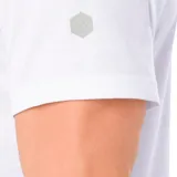 Remera blanca de mangas cortas con logo de Asics estampado en el pecho.