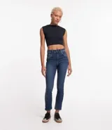 Pantalón cigarrete de jean azul oscuro, tiro alto, con bolsillos delanteros y traseros. Confeccionado con algodón sostenible y elastano. Marca Blue Steel.