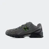 Championes New Balance modelo 740 de diseño inspirado en el running de los años 2000, confeccionados en malla gris con superposiciones sintéticas y detalles en verde lima y negro. Cuenta con entresuela ABZORB y el logo "N" característico en los laterales.