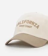 Gorra de sarga color beige con visera marrón, bordado frontal con la inscripción "California West Coast" y ajuste trasero.