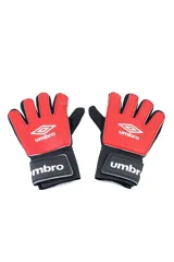 Guantes de arquero Umbro de color rojo y negro con el logo y la marca impresos en blanco en el dorso y la muñequera ajustable.