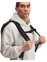 Mochila Under Armour No Weigh color negro, con tecnología UA Storm resistente al agua, compartimento principal amplio, espacio para dispositivos y múltiples bolsillos con cierre.
