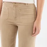 Pantalón de corte wide leg color beige, con bolsillos frontales tipo parche y cierre de botón y cremallera.