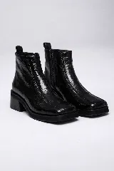Botas de cuero con efecto envejecido, diseño de punta cuadrada y tacón geométrico. Cuentan con cierre lateral para un calce práctico.