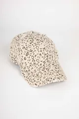 Gorro tipo cap de algodón con estampado animal print y visera curva. Cuenta con cinta ajustable en la parte trasera.