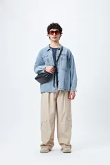 Pantalón cargo color beige, de corte recto y holgado, con cintura elástica y bolsillos laterales con solapa.