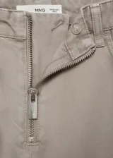 Pantalón de jean de tiro medio, corte wide leg y largo hasta el tobillo.