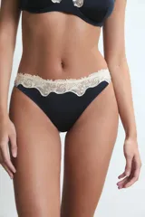 Bombacha tipo vedetina de satén color beige, con detalle de puntilla floral en la cintura.