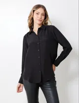 Camisa de satén marca Floral & Ivy, con cuello camisero, cierre frontal con botones, manga larga con puños anchos abotonados y bolsillo aplicado en el pecho.