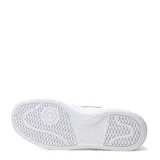 Championes urbanos New Balance modelo 80 Court, de diseño inspirado en el básquetbol con estética clásica y limpia. Presentan una construcción en material sintético blanco con perforaciones en la puntera, cierre de cordones al tono y suela de goma resistente.
