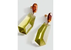 Aros colgantes con diseño geométrico, compuestos por piezas de resina facetada en color verde lima y detalles de resina marmolada en tonos ámbar, unidos por herrajes metálicos dorados.
