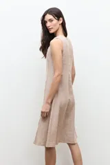 Vestido midi sin mangas de lino color tostado, con diseño de paneles con detalles desflecados en las costuras y un cinturón fino ajustable con hebilla metálica.