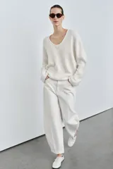 Jeans de tiro alto y diseño tapered, con cinco bolsillos, presillas para cinto y cierre frontal con cremallera y botón, en tono celeste claro lavado.