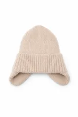 Gorro de lana tejido con diseño de orejeras integradas y borde acanalado.