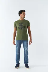 Remera azul de algodón con cuello redondo, mangas cortas y estampado frontal con la frase 'Enjoy Your Problems'.