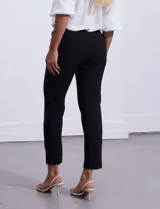 Pantalón de vestir slim de la marca Zac & Rachel, color negro, con pretina con broche interno y cierre, bolsillos delanteros con terminación plisada y bolsillos de ojal en la parte trasera.