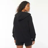 Buzo negro con capucha y cierre frontal con cremallera.