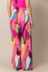 Pantalón palazzo italiano de satén estampado con colores brillantes y cordón negro para anudar en la cintura.